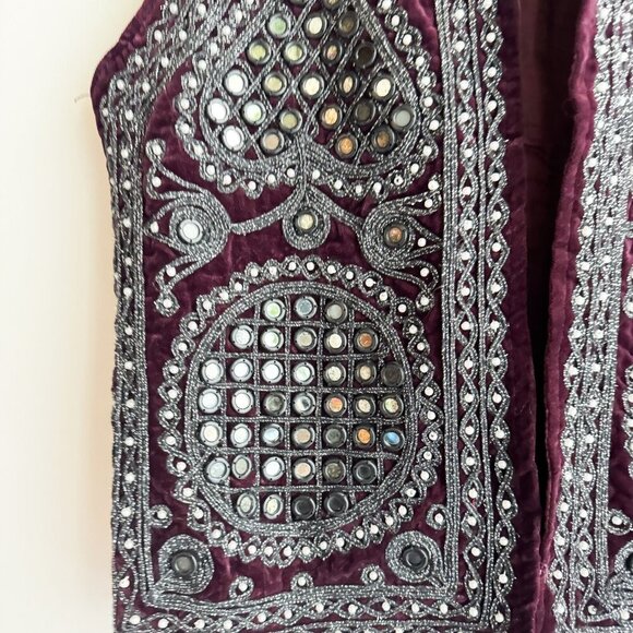 The Chaus Woman Embellished Embroidered Ethnic Burgundy Velvet Vest M - Picture 2 of 4